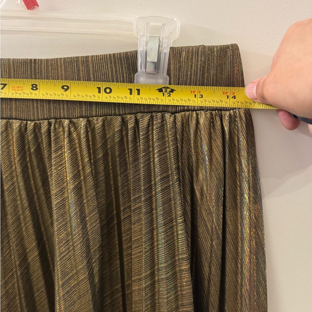Elegant Golden Metallic Pleated Iridescent High slit skirt - Picture 9 of 10